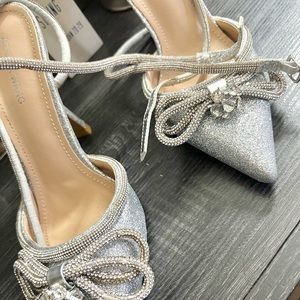 Woman’s Lap Up Silver Akira Heels